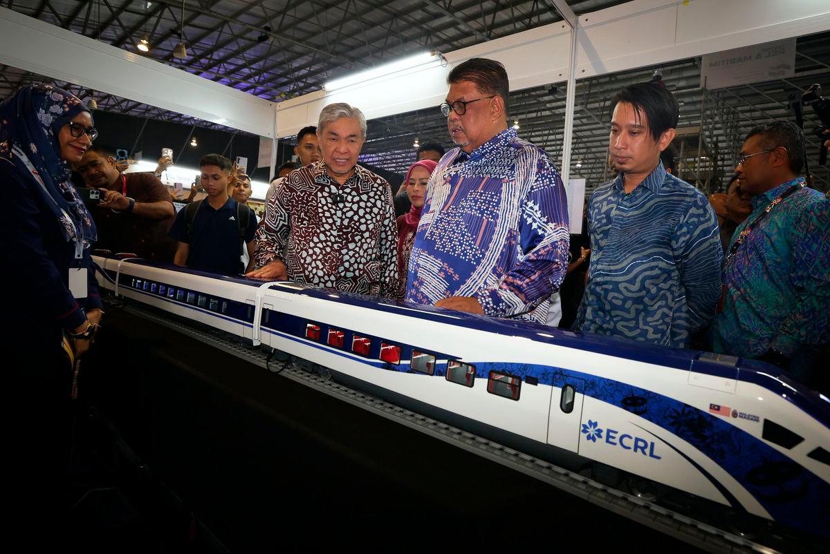Timbalan Perdana Menteri merangkap Menteri Kemajuan Desa dan Wilayah serta Pengerusi Majlis TVET Negara Datuk Seri Dr Ahmad Zahid Hamidi (empat, kanan) melihat bahan pameran semasa mengadakan lawatan ke reruai sempena sambutan Hari Pendidikan dan Latihan Teknikal dan Vokasional (TVET) Negara 2025 di Pusat Dagangan Antarabangsa Melaka (MITC), Ayer Keroh hari ini.