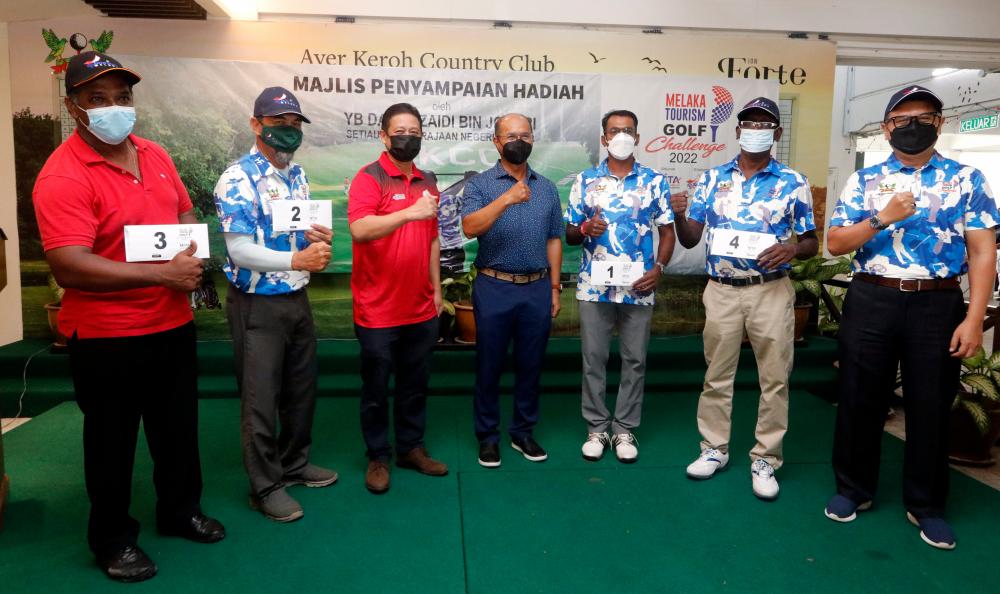 MELAKA, Feb 19 - Melaka State Secretary Datuk Zaidi Johari (four, left) poses with the winners of the Melaka Tourism Golf Challenge 2022 tournament at Ayer Keroh Country Club Melaka here today. BERNAMApix