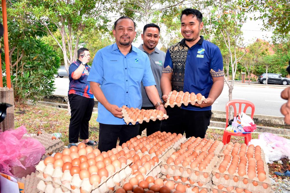MELAKA, 21 Mac -- Pengarah Lembaga Pemasaran Pertanian Persekutuan (FAMA) Melaka Hairudin Yunos (kiri) menunjukkan bekalan telur ayam yang dijual pada Jualan Pra-Ramadan Melaka Madani 2023 di sini hari ini. fotoBERNAMA