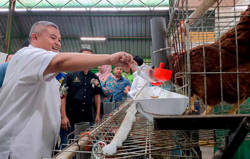 Exco Kanan Perumahan, Kerajaan Tempatan, Saliran, Perubahan Iklim dan Pengurusan Bencana Melaka Datuk Rais Yasin (kiri) ketika melawat syarikat swasta ArusV Greentech M Sdn Bhd yang menguruskan sisa organik selepas merasmikan Pusat Kitar Semula Pandu Lalu (DTRC) sisa makanan di Taman Tasik Utama Ayer Keroh di sini hari ini/BERNAMApix