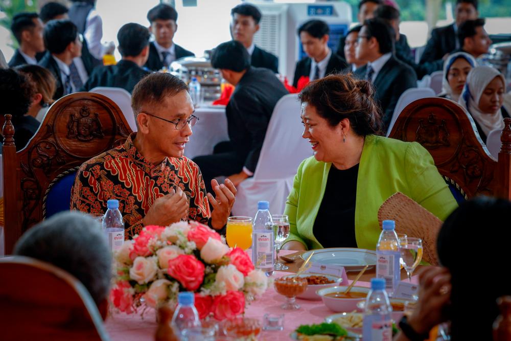 The Governor-General of New Zealand, Dame Cindy Kiro having a lights moment with the founder of Kolej Yayasan Saad (KYS) Tan Sri Halim Saad during a visit to KYS in Ayer Keroh/BERNAMAPix