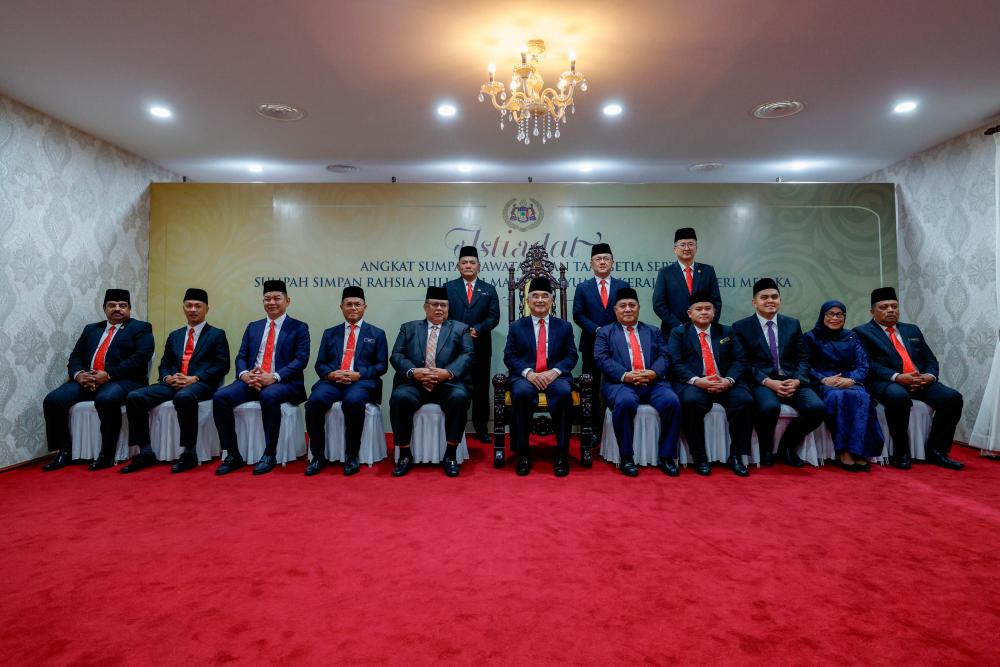 MELAKA, 5 April -- Yang Dipertua Negeri Melaka Tun Mohd Ali Rustam (duduk tengah) bergambar kenangan bersama barisan Ahli Majlis Mesyuarat Kerajaan Negeri (Exco) yang baharu pada Istiadat Pengurniaan, Angkat Sumpah Jawatan dan Taat Setia serta Sumpah Simpan Rahsia Exco di Dewan Seri Negeri dekat Ayer Keroh hari ini. fotoBERNAMA