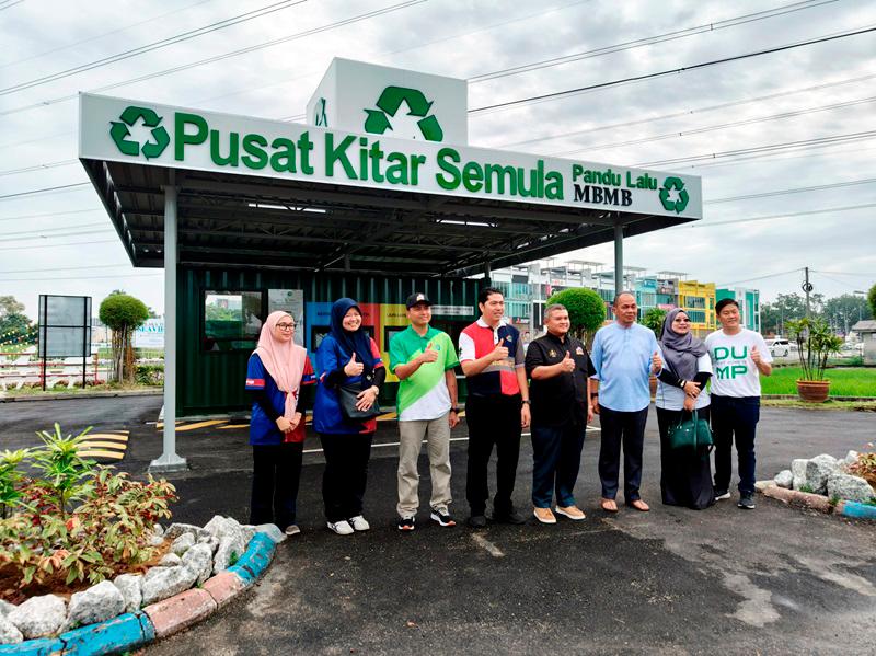 Exco Kanan Perumahan, Kerajaan Tempatan, Saliran, Perubahan Iklim dan Pengurusan Bencana negeri Datuk Rais Yasin (empat kanan) bergambar di hadapan Pusat Kitar Semula Pandu Lalu (DTRC) @ Taman Bandaraya Bukit Serindit selepas merasmikannya di sini hari ini.Pelaksanaan DTRC itu bertujuan memupuk kesedaran dalam kalangan komuniti tentang kepentingan kitar semula dalam pemeliharaan alam sekitar sekali gus membantu inisiatif pengasingan sisa di punca bermula di kediaman masing-masing dan menja pendapatan tambahan daripada aktiviti kitar semula.Ia juga merupakan salah satu indikator ke arah mencapai matlamat MBMB sebagai Bandaraya Rendah Karbon menjelang tahun hadapan.Turut dihadiri Datuk Bandar Majlis Bandaraya Melaka Bersejarah (MBMB) Datuk Shadan Othman (tiga, kanan). - fotoBERNAMA