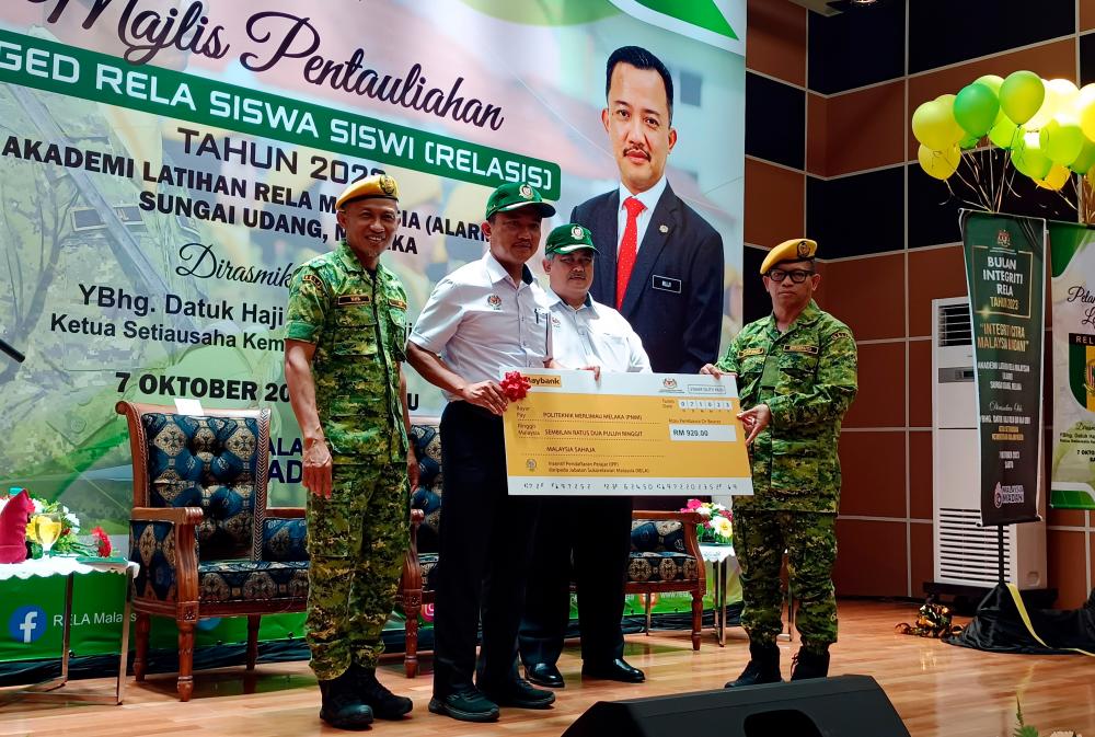 ALOR GAJAH, Oct 7 -- Ministry of Home Affairs (KDN) Chief Secretary Datuk Ruji Ubi (third, left) presents a replica of the Student Registration Incentive (IPP) check to representatives of higher education institutions in conjunction with the 2023 RELA Student Brigade Accreditation Committee (RELASIS) at the Academy Rela Malaysia (ALARM) Sungai Udang exercise today. BERNAMAPIX