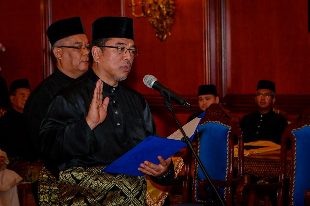 Lendu assemblyman Datuk Sulaiman Md Ali is sworn in as the 12th Chief Minister of Malacca at Dewan Seri Utama, Yang Dipertua Negeri Melaka’s Offiice in Ayer Keroh today. - Bernama