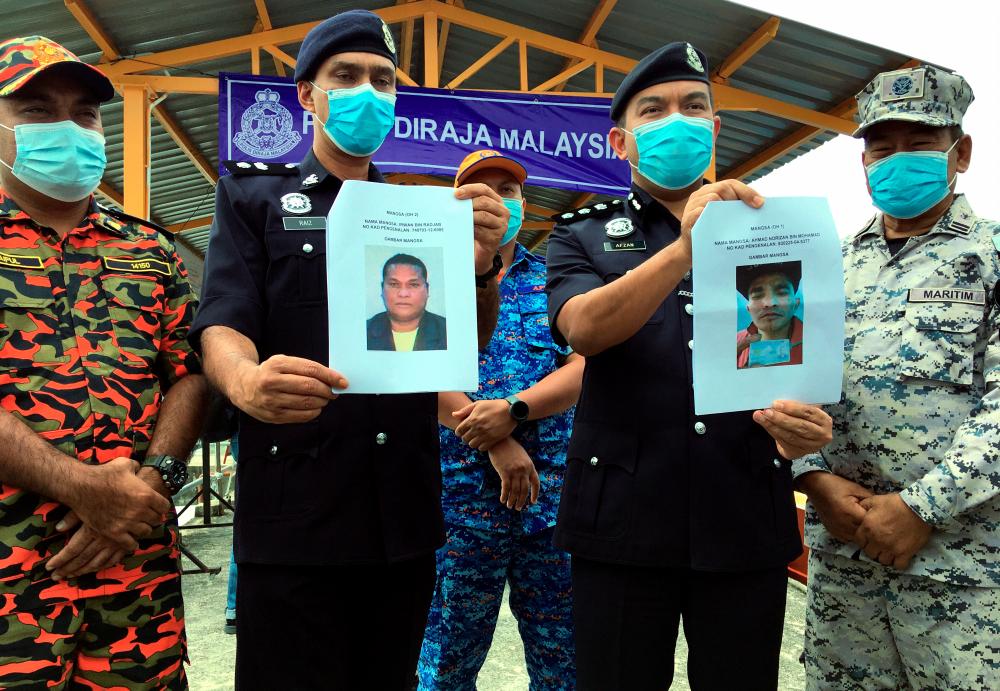 Melaka Tengah district police chief , ACP Afzanizar Ahmad (second from right) with pictures for the fishermen who are feared to have drowned near Pulau Undan --fotoBERNAMA (2021) Copyrights Reserved.