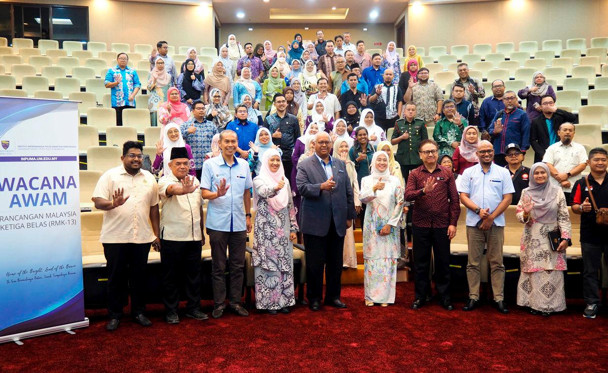 Timbalan Exco Pelaburan, Perindustrian dan Pembangunan TVET negeri Datuk Khaidhirah Abu Zahar (enam, kiri) bergambar bersama peserta selepas merasmikan Sesi Libat Urus Awam Rancangan Malaysia Ke-13 (RMK13) anjuran Institut Antarabangsa Polisi Awam dan Pengurusan (INPUMA) Universiti Malaya (UM) di Ayer Keroh di sini hari ini - fotoBERNAMA