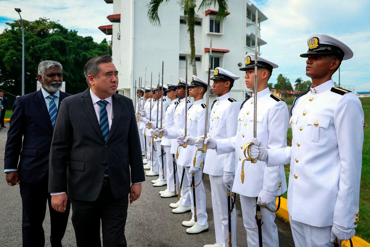 Menteri Pengangkutan Anthony Loke (dua, kiri) memeriksa kawalan kehormat ke atas Kadet-kadet Akademi Laut Malaysia (ALAM) pada Majlis Konvokesyen ALAM Sungai Baru, hari ini- BERNAMA