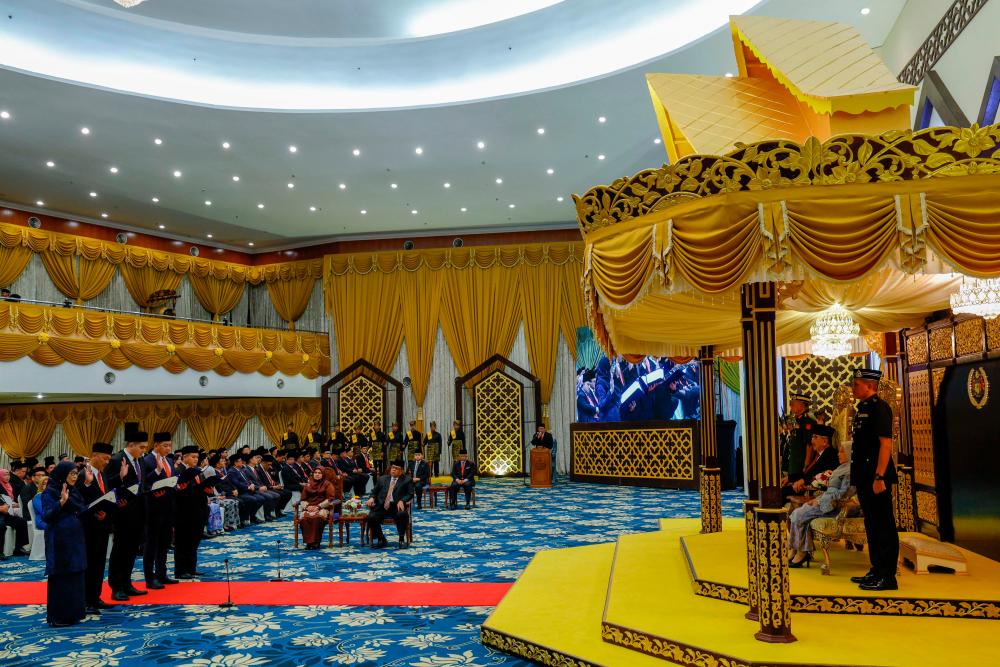 MELAKA, 5 April -- Yang Dipertua Negeri Melaka Tun Mohd Ali Rustam menyaksikan Istiadat Pengurniaan, Angkat Sumpah Jawatan dan Taat Setia serta Sumpah Simpan Rahsia Ahli Majlis Mesyuarat Kerajaan Negeri (Exco) di Dewan Seri Negeri dekat Ayer Keroh hari ini. fotoBERNAMA