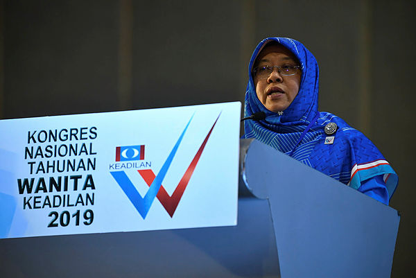 Head of the PKR Women’s Wing Haniza Mohamed Talha giving a speech during PKR Wanita National Congress — Bernama