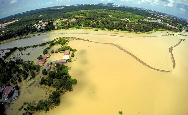 Pix taken today shows an aerial view of the flood covering Kampung Tengah Durian Tunggal, Alor Gajah