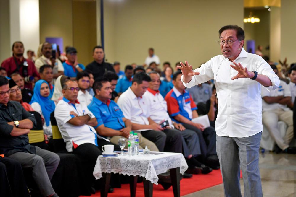 PKR president Datuk Seri Anwar Ibrahim speaks at the Malacca PKR Convention in Ayer Keroh, today. - Bernama