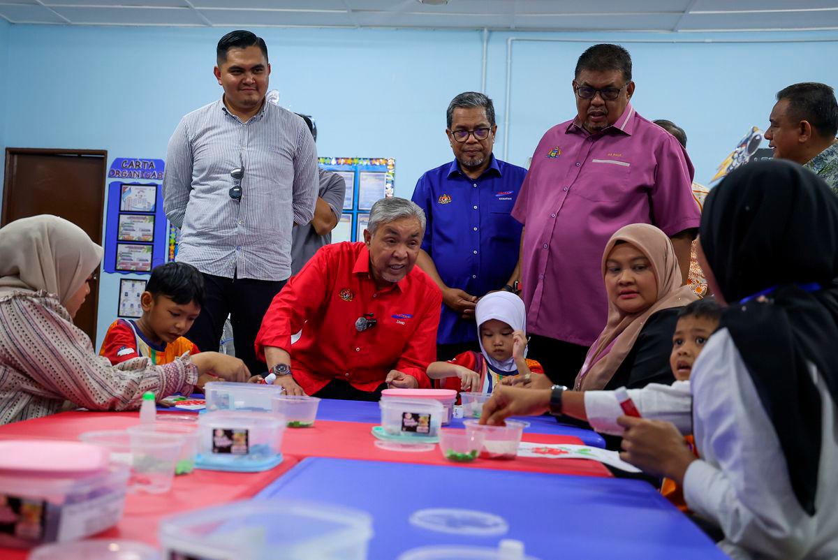 Timbalan Perdana Menteri merangkap Menteri Kemajuan Desa dan Wilayah, Datuk Seri Dr Ahmad Zahid Hamidi (duduk, tengah) meluangkan masa melawat dan beramah mesra bersama pendidik serta kanak-kanak Autisme sempena majlis Perasmian Tabika KEMAS Tunas Istimewa (Autisme) Melaka 2025 di Tabika Kemas Air Hitam Pantai, Masjid Tanah hari ini. Turut hadir Ketua Menteri Melaka Datuk Seri Ab Rauf Yusoh (berdiri, dua kanan) - fotoBERNAMA