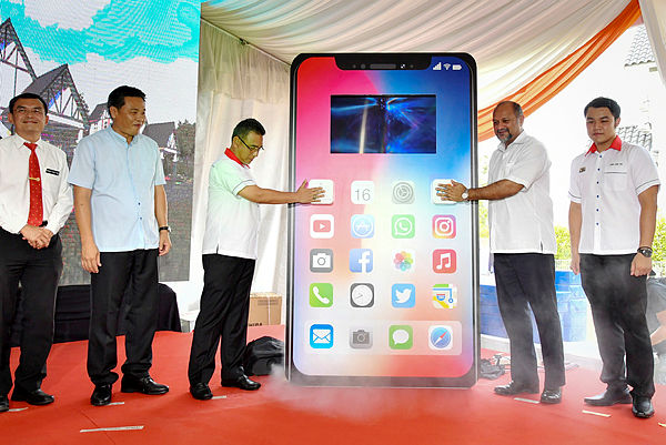 Communications and Multimedia Minister Gobind Singh Deo (two, right), together with Malacca Chief Minister Adly Zahari. (three, left), during the opening gimic for the Anjung Gapam Digital House near Ayer Keroh today. — Bernama