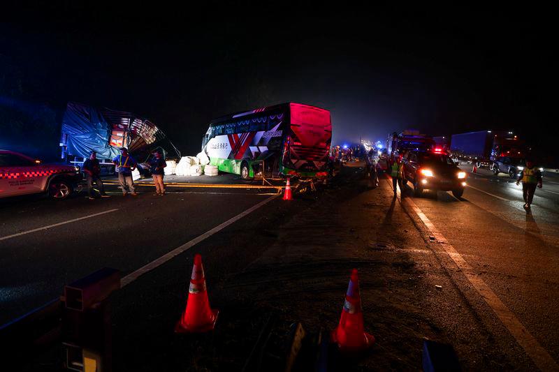 Keadaan semasa kemalangan yang berlaku di Lebuhraya Utara-Selatan sebelum Hentian Rehat dan Rawat Ayer Keroh menuju Arah Utara di sini hari ini. - fotoBERNAMA