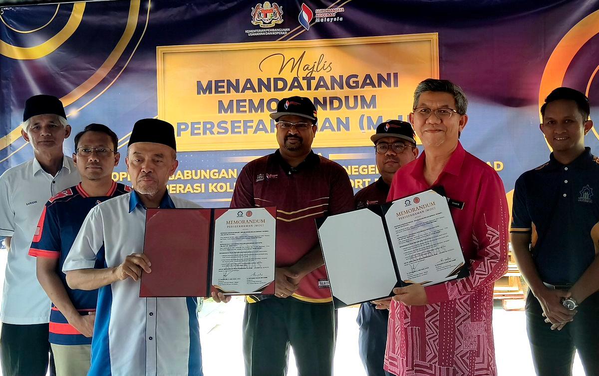Pengerusi Jawatankuasa Bertindak Keusahawanan, Sumber Manusia, Perubahan Iklim, Koperasi dan Kepenggunaan Negeri Sembilan S Veerapan (belakang, tengah) menyaksikan pertukaran dokumen memorandum persefahaman di antara Koperasi Gabungan Masjid-Masjid Negeri Melaka Berhad (Kogmas) yang diwakili Pengerusinya Zaidan Abd Hadi (depan, kiri) dan Koperasi Kolej Vokasional (KV) Port Dickson Berhad yang diwakili Pengarah Kolej Mohammad Shafie Hamir (depan, kanan) di sini hari ini.- fotoBERNAMA
