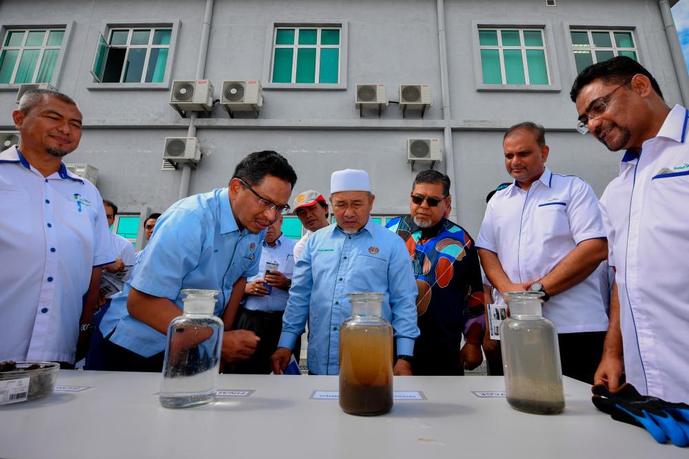 The Environment and Water Minister, Datuk Tuan Ibrahim Tuan Man (3L) during a work visit Tambak Laut Malacca Sewage Treatment Plant yesterday. — Bernama