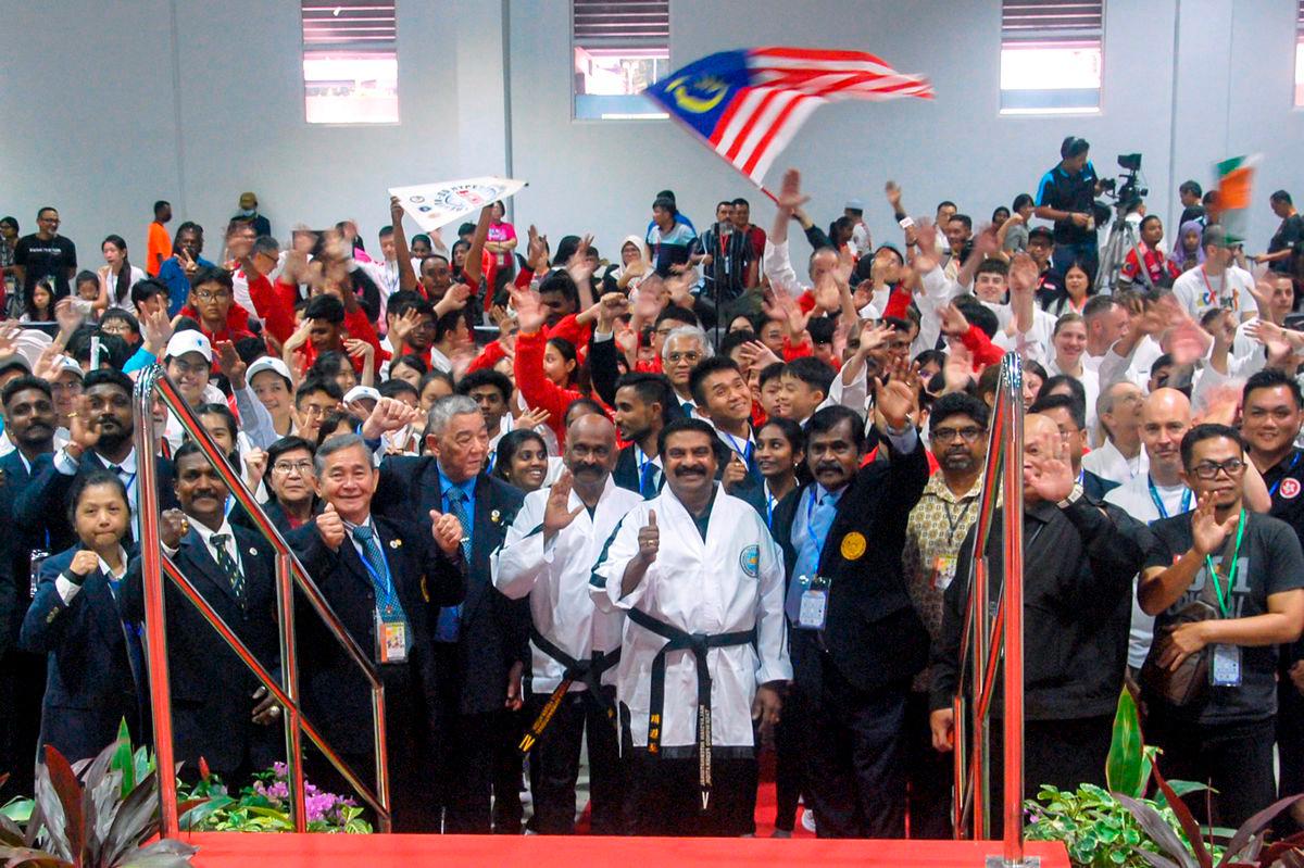 State Youth, Sports and Non-Governmental Organisations Committee chairman Datuk VP Shanmugam (centre). Bernamapix