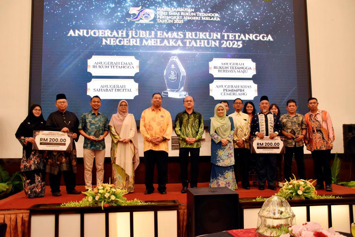 Exco Kesihatan, Sumber Manusia dan Perpaduan negeri Datuk Ngwe Hee Sem (enam, kiri) bersama penerima Anugerah Emas Rukun Tetangga (RT) bagi daerah-daerah pada Majlis Sambutan Jubli Emas RT Peringkat Negeri Melaka 2025 di sini hari ini.Empat kategori anugerah RT iaitu Anugerah Emas RT, Anugerah Sahabat Digital, Anugerah RT Berdaya Maju dan Anugerah Khas Pemimpin disampaikan pada majlis berkenaan. Turut hadir Timbalan Exco Kesihatan, Sumber Manusia dan Perpaduan negeri Datuk Siti Faizah Abdul Azis (lima, kanan) dan Ketua Pengarah Jabatan Perpaduan Negara dan Integrasi Nasional (JPNIN) Zulkifli Hashim (lima, kiri). - BERNAMA