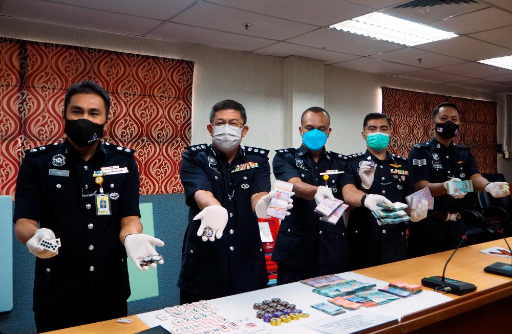 MELAKA, 8 Feb -- Ketua Jabatan Siasatan Jenayah Melaka, ACP Lim Meng Seah (dua, kiri) menunjukkan hasil rampasan dalam serbuan Op Dadu pada sidang media di Ibu Pejabat Polis Kontinjen (IPK) Melaka di Ayer Keroh hari ini. fotoBERNAMA