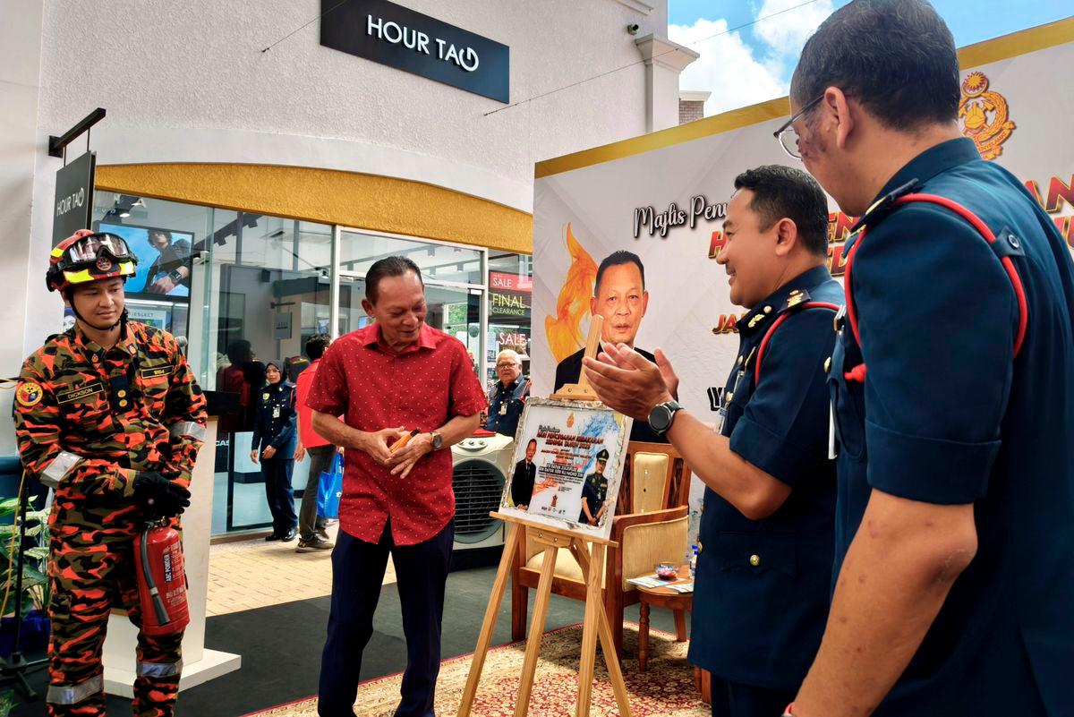 Timbalan Exco Kanan Perumahan, Kerajaan Tempatan, Saliran, Perubahan Iklim dan Pengurusan Bencana negeri Datuk Zulkiflee Mohd Zin (dua, kiri) menyempurnakan penutup Program Hari Pencegahan Kebakaran Sedunia Peringkat Jabatan Bomba dan Penyelamat Malaysia (JBPM) Melaka di sini hari ini. Turut hadir Pengarah JBPM Melaka Mohd Zaidi Ma'at (dua, kanan). - BERNAMA