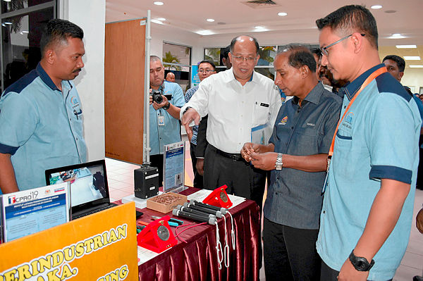 Human Resource Minister M. Kula Segaran (2nd from R) visits an exhibition booth during a visit to the Selandar Industrial Training Institute in Jasin on May 13, 2019. — Bernama
