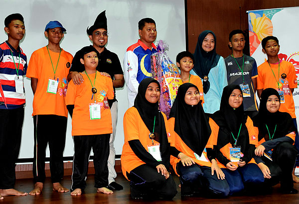 Perzim general manager Mohd Nasruddin Rahman (back, five, right) posing together with the participants of the 2019 ‘’sleepover at the museum’’ programme at the Hang Tuah Centre today. — Bernama
