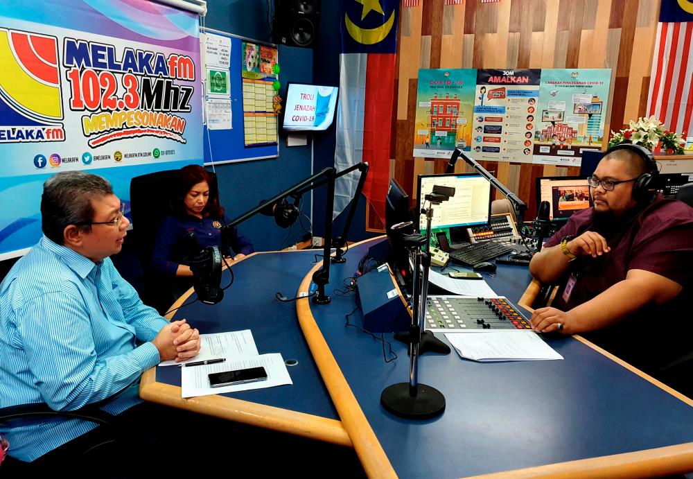 Communications and Multimedia Minister Datuk Saifuddin Abdullah (L) answers questions from Malacca FM radio presenter Daim Zainudin when interviewed live during a visit to the Malacca RTM today. - Bernama