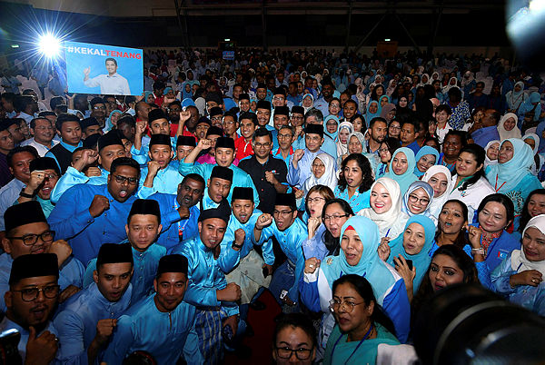 Deputy President of PKR Azmin Ali takes a commerative photo at the opening ceremony of the PKR Women and Youth Congress in Malacca, yesterday — Bernama