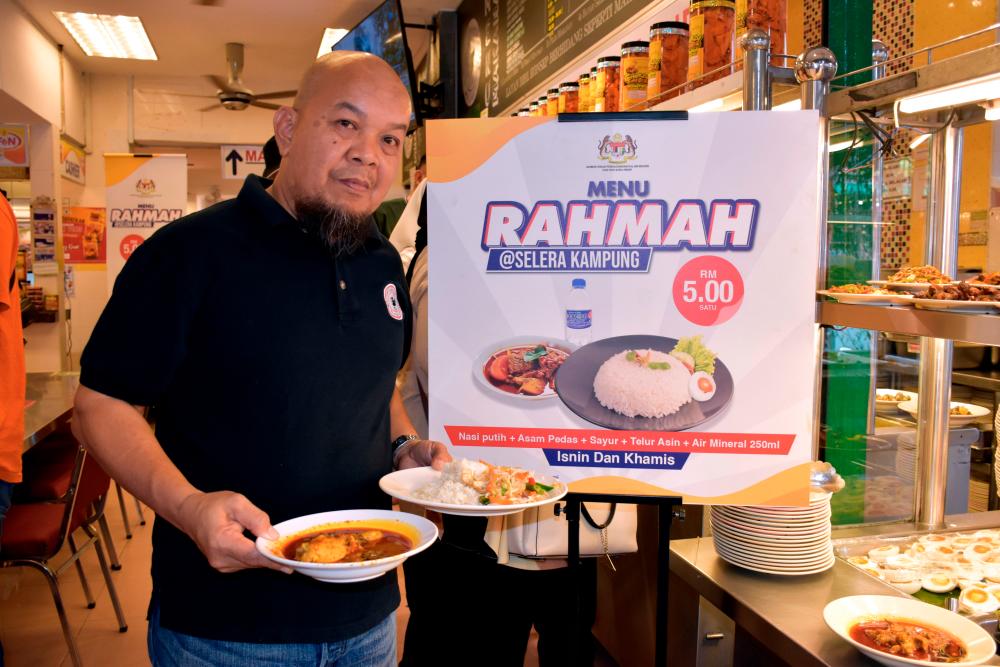 MELAKA, 6 Feb -- Pengusaha Restoran Asam Pedas Selera Kampung Saharudin Mohd Nor menunjukkan salah satu menu asam pedas yang ditawarkan di bawah Program Menu Rahmah kepada pelanggannya pada Sesi Pengenalan Program Menu Rahmah hari ini. fotoBERNAMA
