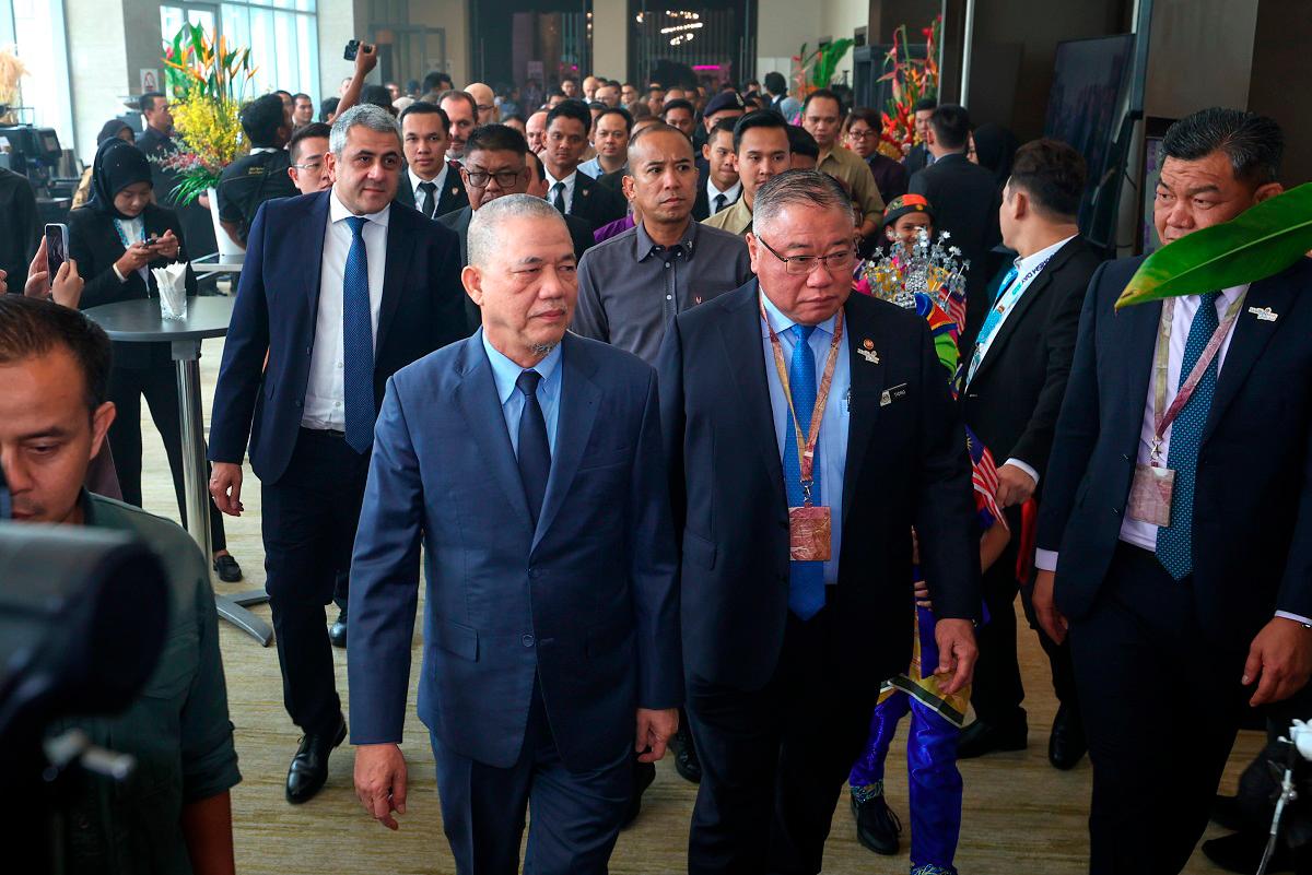 Timbalan Perdana Menteri, Datuk Seri Fadillah Yusof (depan, kiri) diiringi Menteri Pelancongan, Seni dan Budaya, Datuk Seri Tiong King Sing (depan, dua kanan) pada Majlis Perasmian Hari Pelancongan Sedunia 2025 (WTD2025) di Banda Hilir, semalam. - Bernama