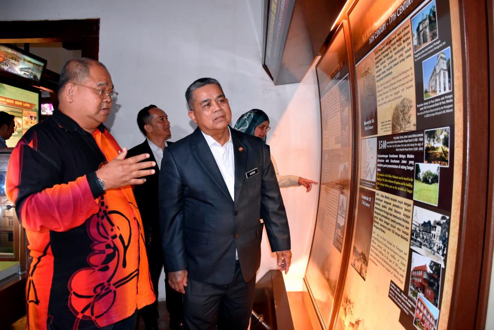 MELAKA, Jan 16 -- National Unity Minister Datuk Aaron Ago Dagang (right) visited the Architecture Museum yesterday. BERNAMAPIX