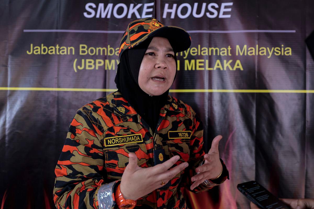 Ketua Zon 4 Jabatan Bomba dan Penyelamat Malaysia (JBPM) Johor, Penguasa Kanan Bomba II Norshuhada Amsari - fotoBERNAMA