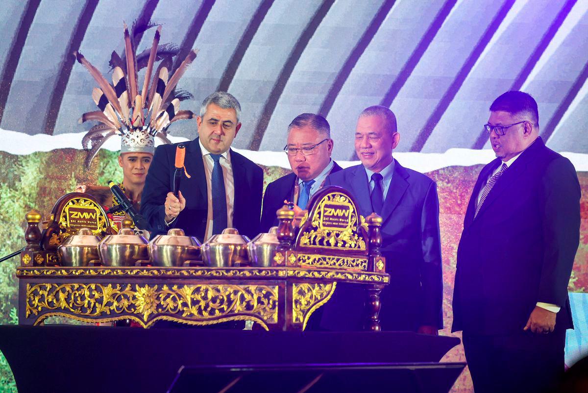 Deputy Prime Minister Datuk Seri Fadillah Yusof (second right) together with the Secretary-General of the United Nations World Tourism Organization (UNWTO), Zurab Pololikashvili (left), struck the gamelan as a symbolic gesture to launch World Tourism Day 2025 (WTD2025) in Banda Hilir today. Also present were Minister of Tourism, Arts and Culture, Datuk Seri Tiong King Sing (second left), and Melaka Chief Minister, Datuk Seri Ab Rauf Yusoh. – BERNAMA