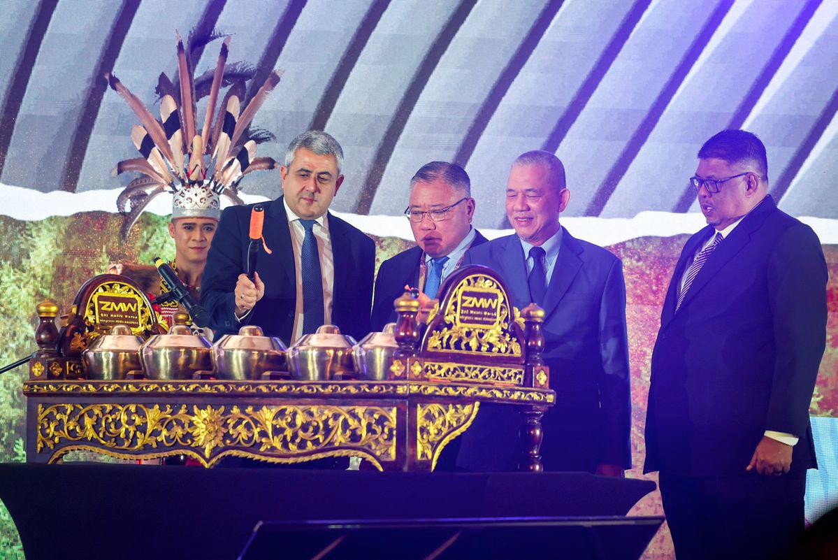 Timbalan Perdana Menteri, Datuk Seri Fadillah Yusof (dua, kanan) bersama Setiausaha Agung Pertubuhan Pelancongan Dunia Pertubuhan Bangsa-Bangsa Bersatu (UNWTO), Zurab Pololikashvili (kiri) memukul gamelan sebagai gimik perasmian Hari Pelancongan Sedunia 2025 (WTD2025) di Banda Hilir, hari ini. - fotoBERNAMA