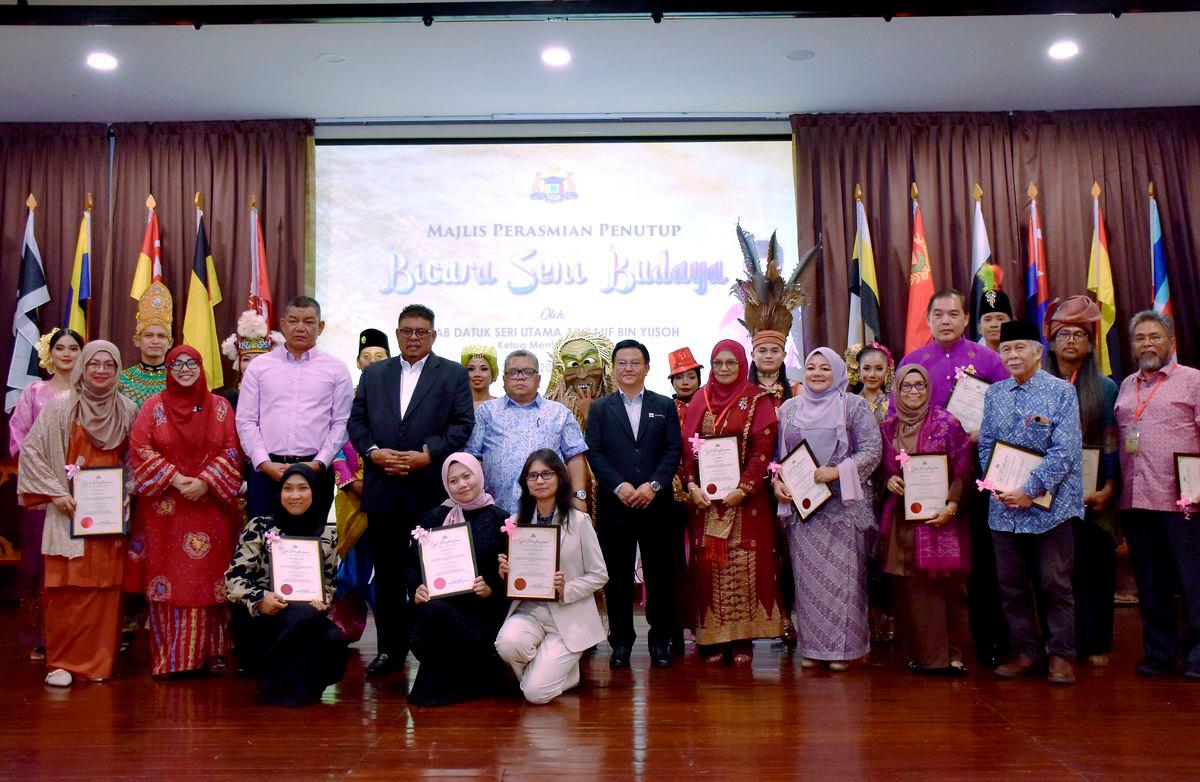 Ketua Menteri Melaka Datuk Seri Ab Rauf Yusoh (berdiri, empat kiri) bersama moderator Bicara Seni Budaya selepas merasmikan penutup program berkenaan sempena Program Rentak Bertandak Antarabangsa Melaka hari ini-BERNAMA