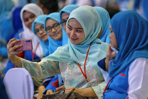 Representatives take the opportunity to take photographs at the closing of the PKR Wanita and Youth Congress at Malacca today — Bernama