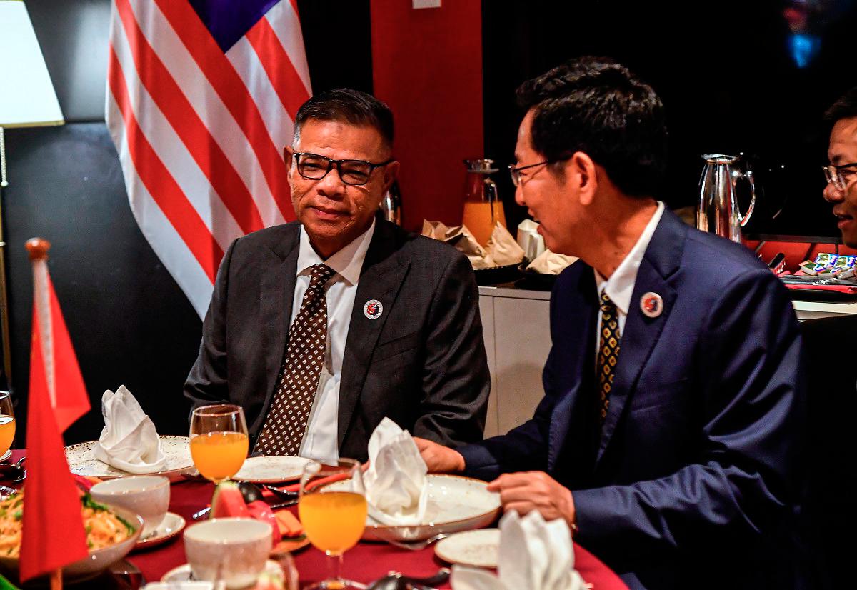 Home Minister Datuk Seri Saifuddin Nasution Ismail (left) having a bilateral discussion with China Vice Minister of Public Security and Commissioner of National Immigration Administration (NIA), PRC, Wang Zhizhong (right) at the 19th ASEAN Ministerial Meeting on Transnational Crime (AMMTC) and its related meetings today. - Bernama pic