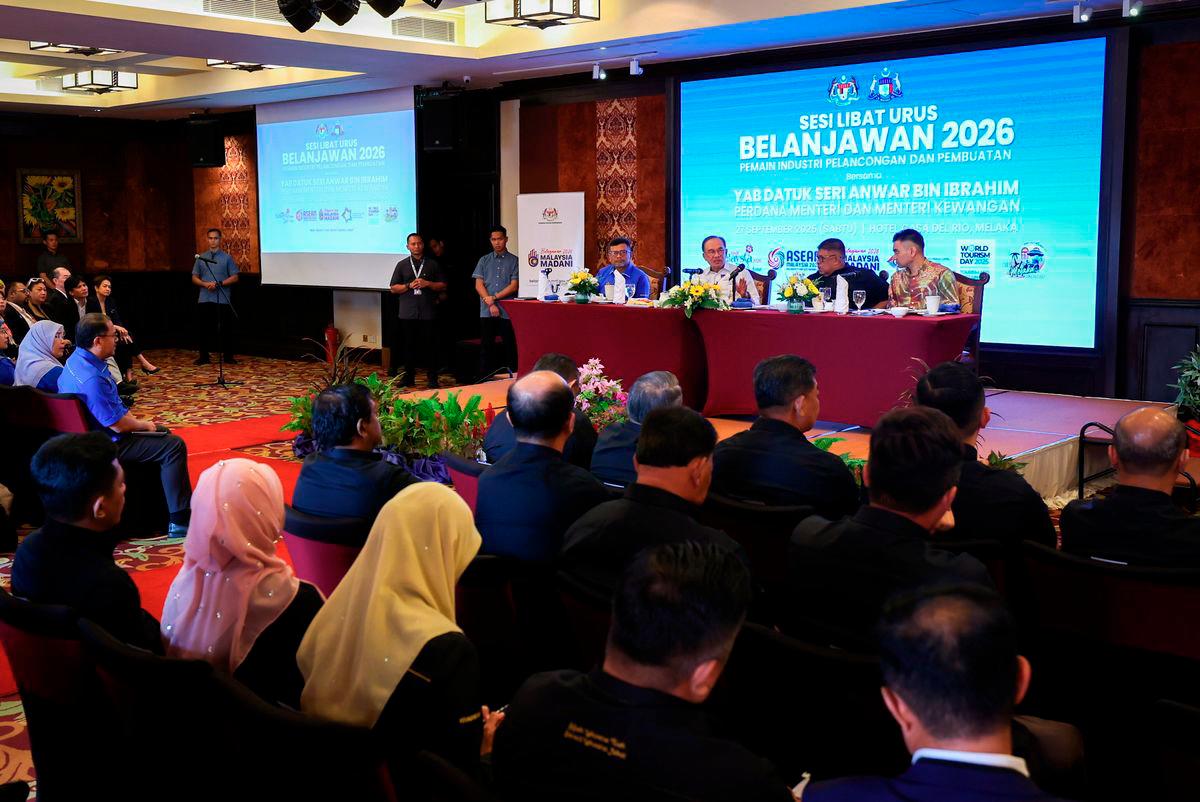 Prime Minister Datuk Seri Anwar Ibrahim (seated, third right) spoke during a Budget 2026 Engagement Session with players from the tourism and manufacturing industries in Banda Hilir today. Also present was Melaka Chief Minister Datuk Seri Ab Rauf Yusoh (seated, second right). – BERNAMA