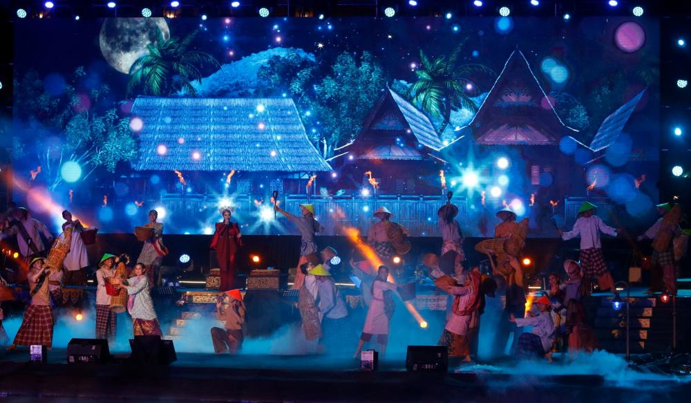Persembahan kebudayaan tradisional dipersembahkan kepada para penonton yang hadir pada Malam Gala “Magic of The Night“ 2022 bertemakan ‘Madanna Di Bumi Bertuah’ di Dataran Sungai Melaka/BERNAMAPix