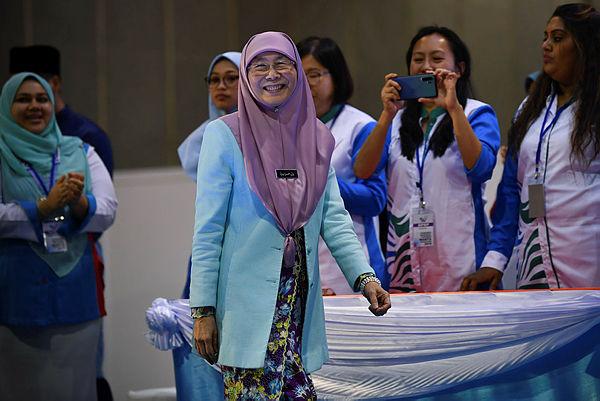 Datuk Seri Dr Wan Azizah flashes a smile to Parti Keadilan representatives after her speech at the Parti Keadilan Youth and Women’s Congress in Malacca today — Bernama