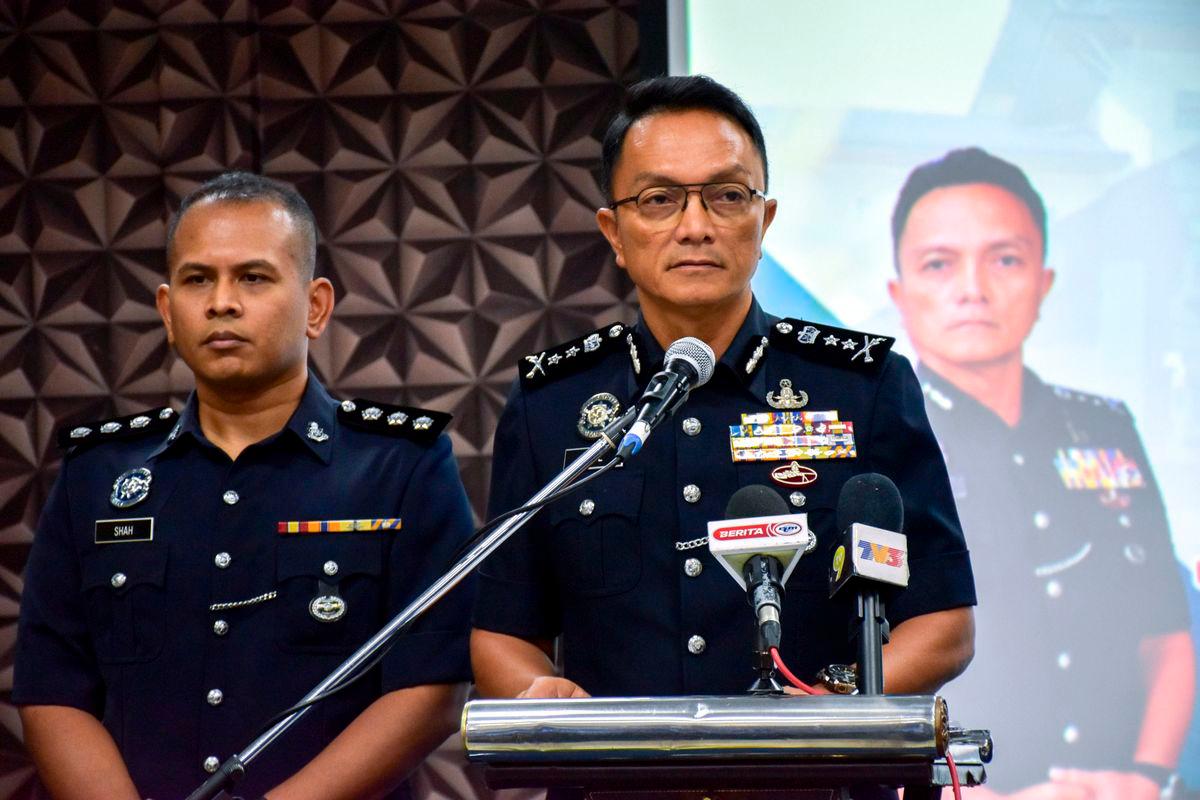 Ketua Polis Melaka, Datuk Dzulkhairi Mukhtar (kanan), mengumumkan kejayaan polis menumpaskan sindiket penipuan dalam talian yang menjadikan Melaka sebagai hab pusat panggilan, pada sidang media di sini, hari ini-fotoBERNAMA