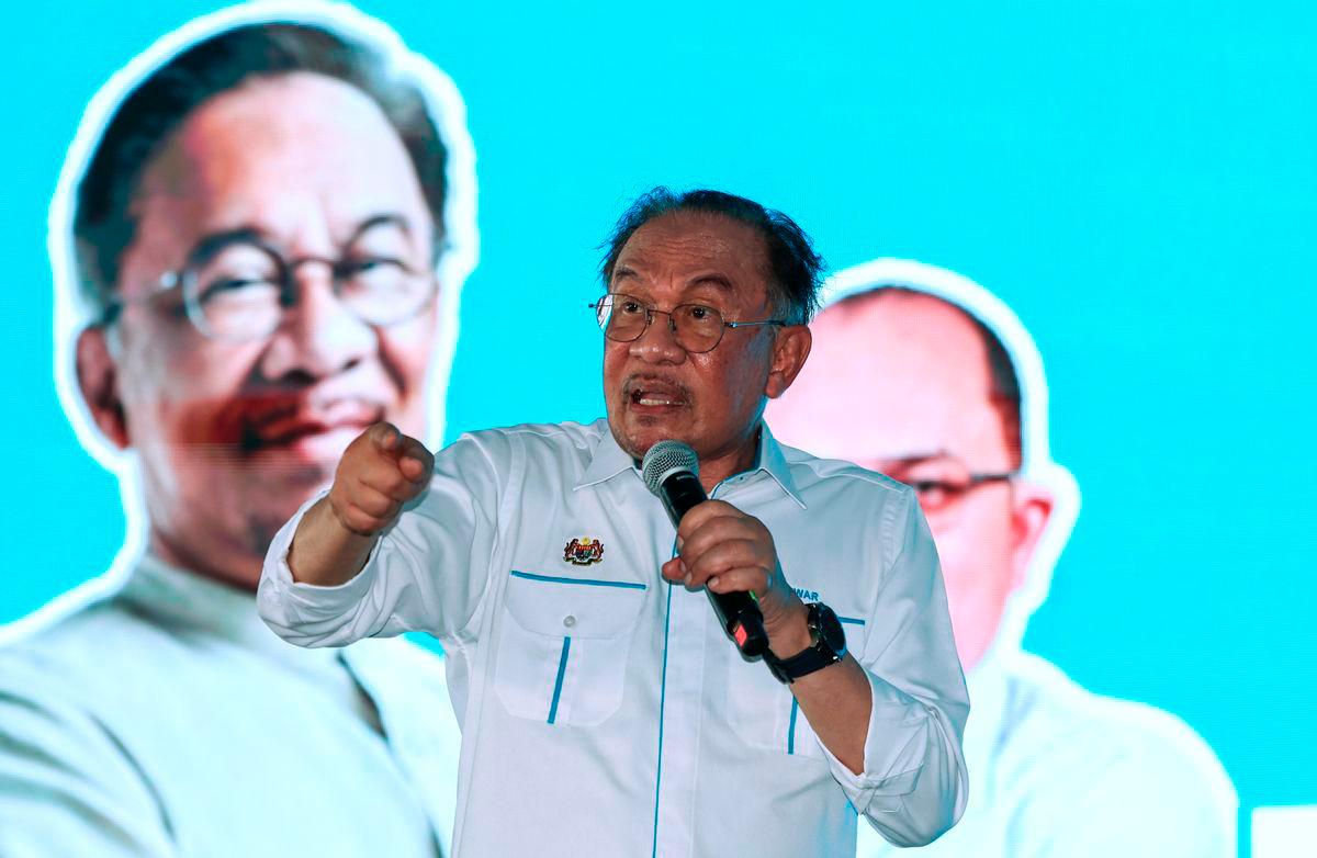 Prime Minister Datuk Seri Anwar Ibrahim, who is also President of the People’s Justice Party (PKR), delivered a speech at the 27 Years of Reformasi Celebration Programme at the PKR Melaka Headquarters today. – BERNAMA