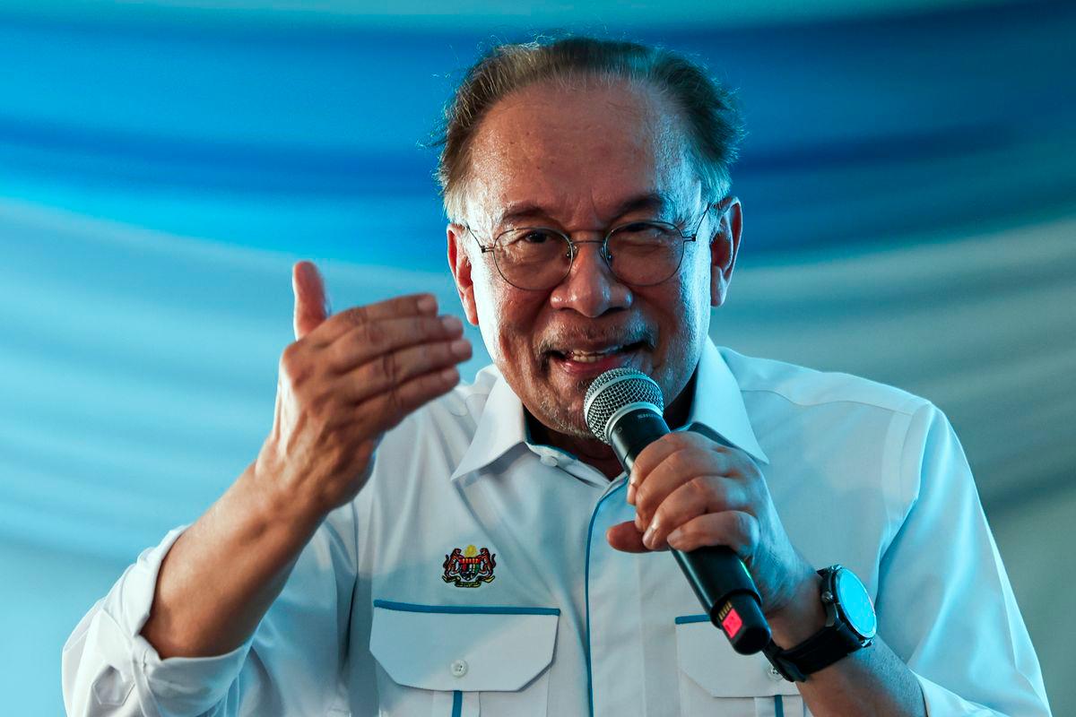 Perdana Menteri Datuk Seri Anwar Ibrahim yang juga Presiden Parti Keadilan Rakyat (PKR) berucap pada Program Sambutan 27 Tahun Reformasi di Ibu Pejabat PKR Melaka, hari ini.- fotoBERNAMA
