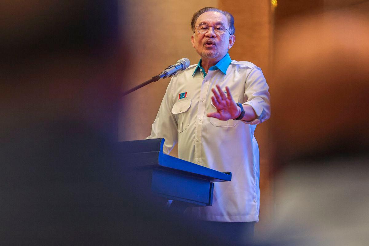 Perdana Menteri Datuk Seri Anwar Ibrahim merangkap Presiden Parti Keadilan Rakyat (PKR) menyampaikan ucapan pada seminar pemantapan organisasi dan pertemuan bersama Presiden Keadilan di sebuah hotel hari ini. fotoBERNAMA