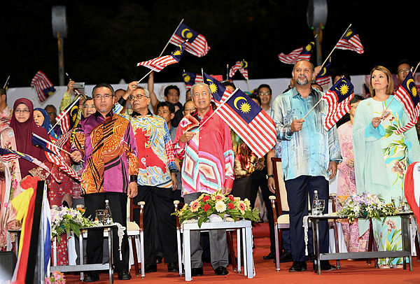 Prime Minister Tun Dr Mahathir Mohamad (center) waving the Jalur Gemilang at the launch of the National Month and Fly the Jalur Gemilang 2019 in Dataran Pahlawan, Malacca last night.