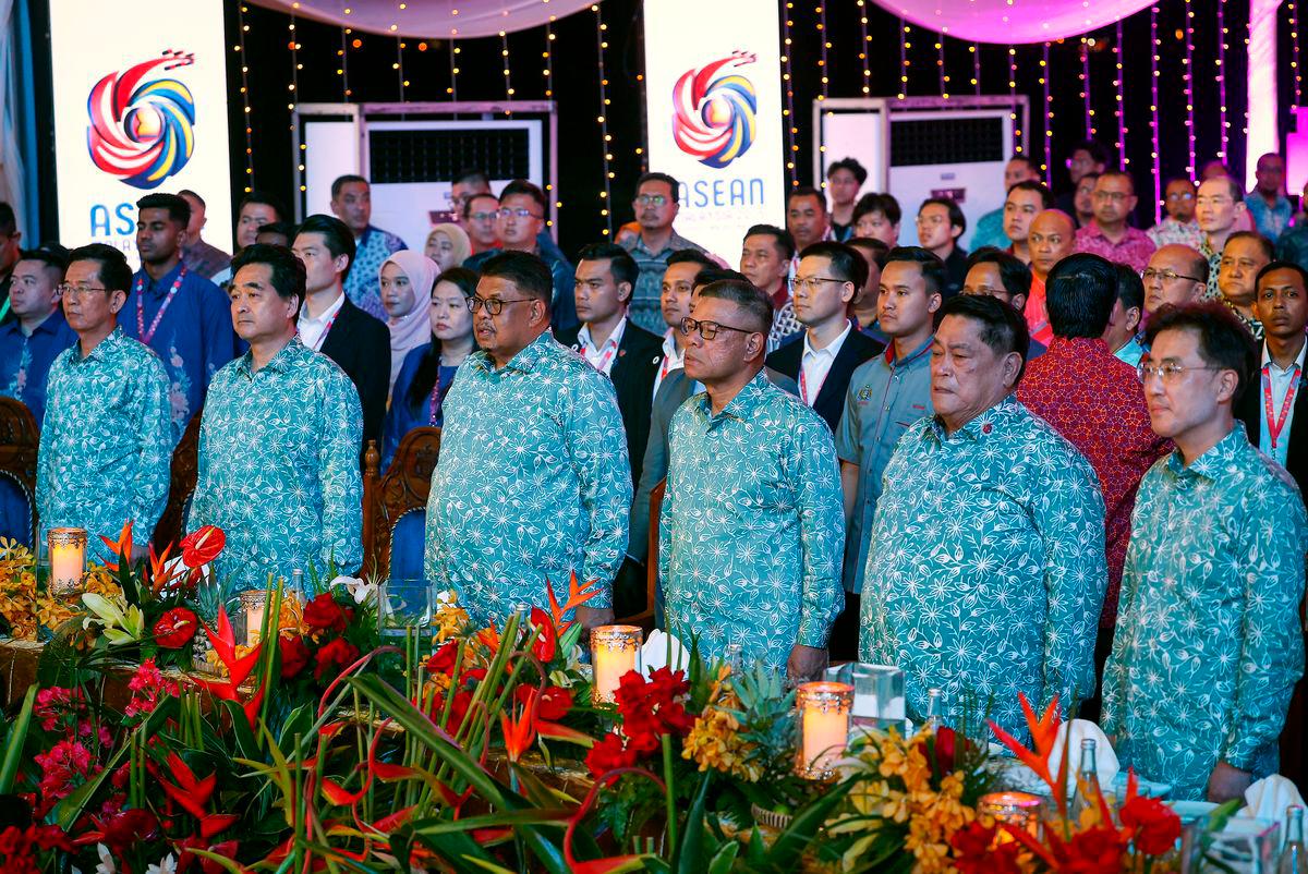 Menteri Dalam Negeri, Datuk Seri Saifuddin Nasution Ismail (tiga, kanan) bersama Ketua Menteri Melaka, Datuk Seri Ab Rauf Yusoh (tiga, kiri), pada Majlis Makan Malam Gala sempena Mesyuarat Menteri-Menteri ASEAN Mengenai Jenayah Rentas Sempadan (AMMTC) ke-19 dan mesyuarat berkaitan, hari ini - fotoBERNAMA
