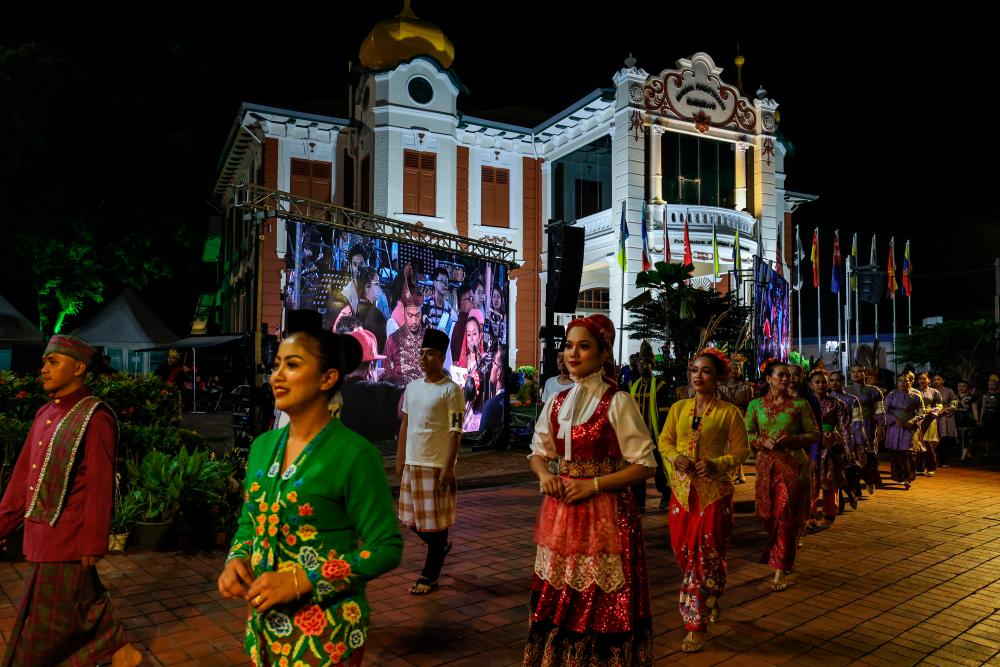 MELAKA, 16 Sept -- Para penari kebudayaan melakukan persembahan pada sambutan Hari Malaysia 2022 di Dataran Memorial Pengisytiharan Kemerdekaan A’Famosa Banda Hilir malam tadi. fotoBERNAMA