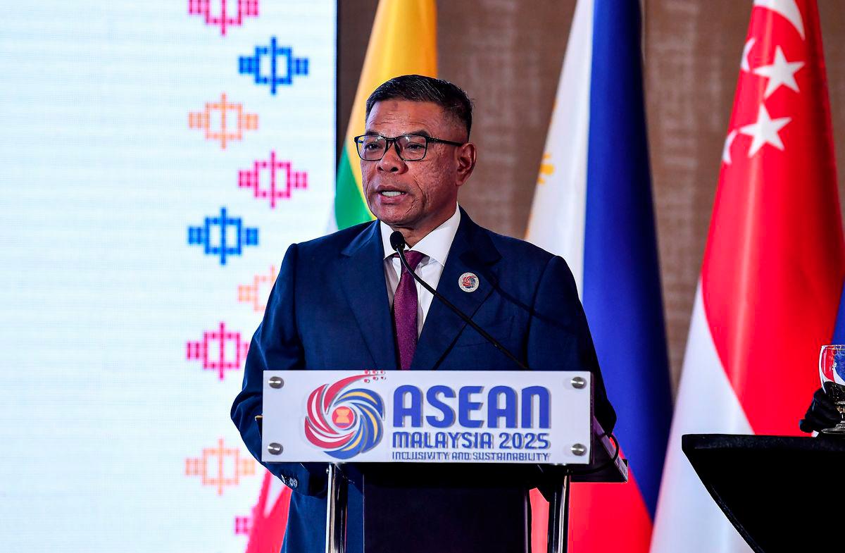 Home Minister Datuk Seri Saifuddin Nasution Ismail delivers his speech at the officiating ceremony of the 19th ASEAN Ministerial Meeting on Transnational Crime (AMMTC) and Related Meetings here today. - BERNAMAPIX