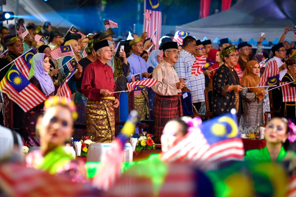 MELAKA, Sept 16 -- Malacca State President Tun Mohd Ali Mohd Rustam and Prime Minister Datuk Seri Ismail Sabri Yaakob along with other guests of honor waved the Jalur Gemilang while singing the song Keluarga Malaysia Teguh Bersama at the National Level Malaysia Day 2022 celebration at the Proclamation Memorial Square Independence of A’Famosa Banda Hilir yesterday. BERNAMAPIX